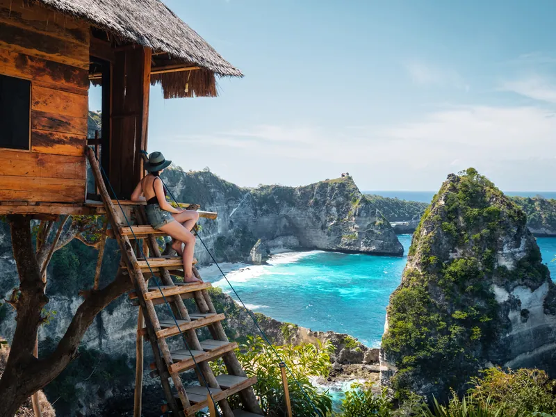 A wooden treehouse on the cliff edge at Nusa Penida overlooking Diamond Beach