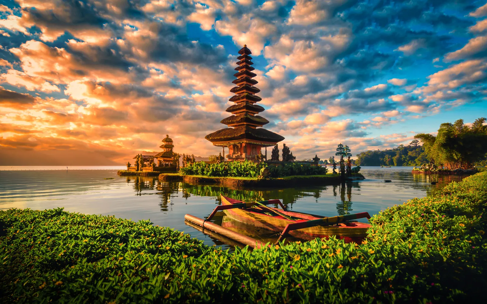 The Ulun Danu Beratan temple standing in the lake at sunset, with mountains behind